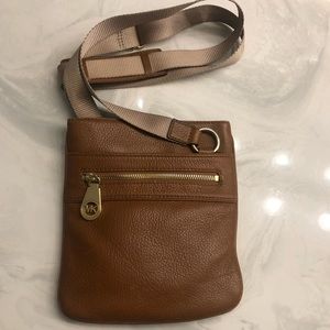LAST CHANCE ✨ Tan leather Michael Kors crossbody